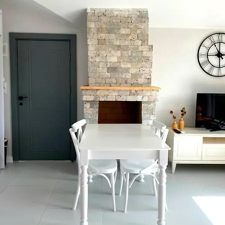Airport Blue Eye Apartment: Convenient Stopover Apartment *