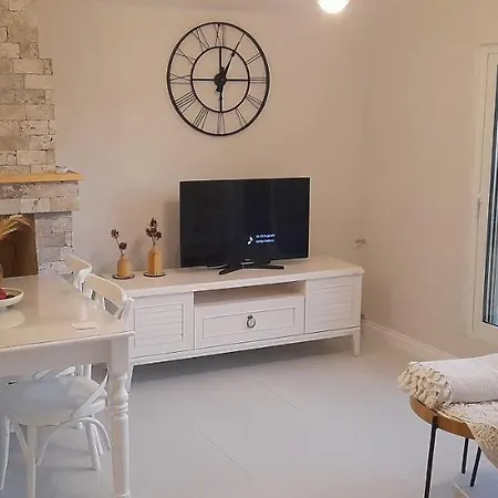 Airport Blue Eye Apartment: Convenient Stopover Apartment