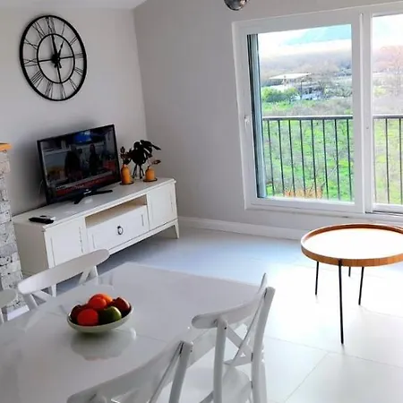 Airport Blue Eye Apartment: Convenient Stopover