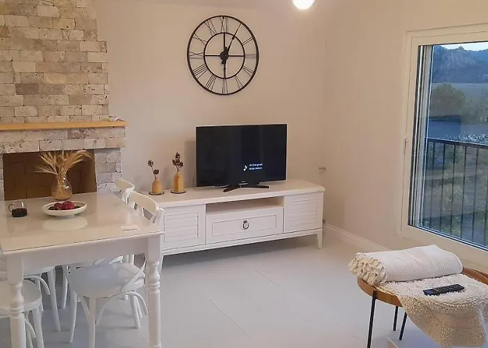 Airport Blue Eye 5 Km Form Airport شقة