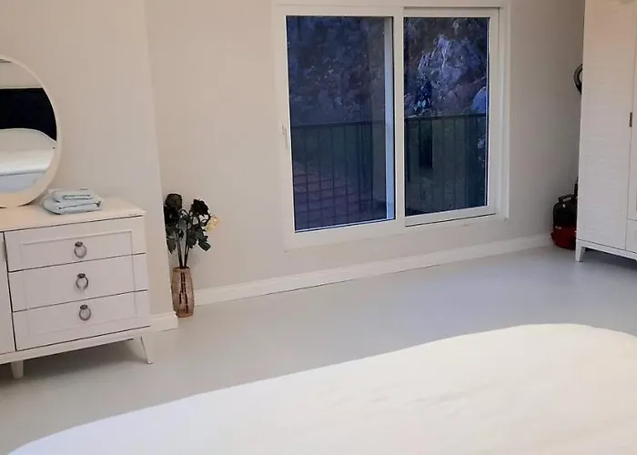 Airport Blue Eye 5 Km Form Airport شقة